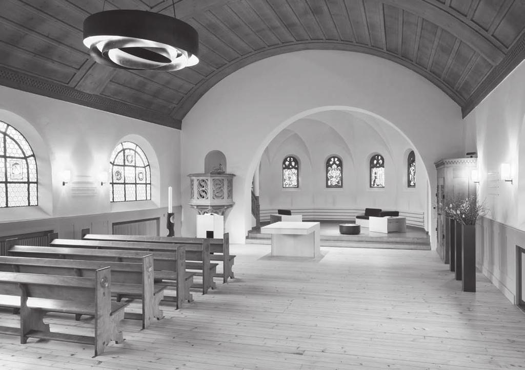 dieses Raumes für die heutige Zeit öffnet. Auf der linken Seite des Raumes blieben fünf Bankreihen erhalten, welche eine Kapelle in der Kapelle bilden.