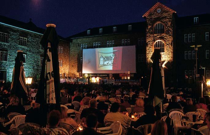 OpenAir-Kino Sommerträume und Lichterspiele Der Schlosshof des Butzbacher Landgrafenschlosses verwandelt sich im Sommer zu Hessens größtem Kinosaal!