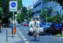 FahrRad in NRW! 5.1 TEMPO 30-ZONEN 5.2 FAHRRADSTRASSEN sich entsprechend anpassen und dürfen die Fahrradstraße nur mit mäßiger Geschwindigkeit befahren. Das niedrige Geschwindigkeitsniveau muss ggf.