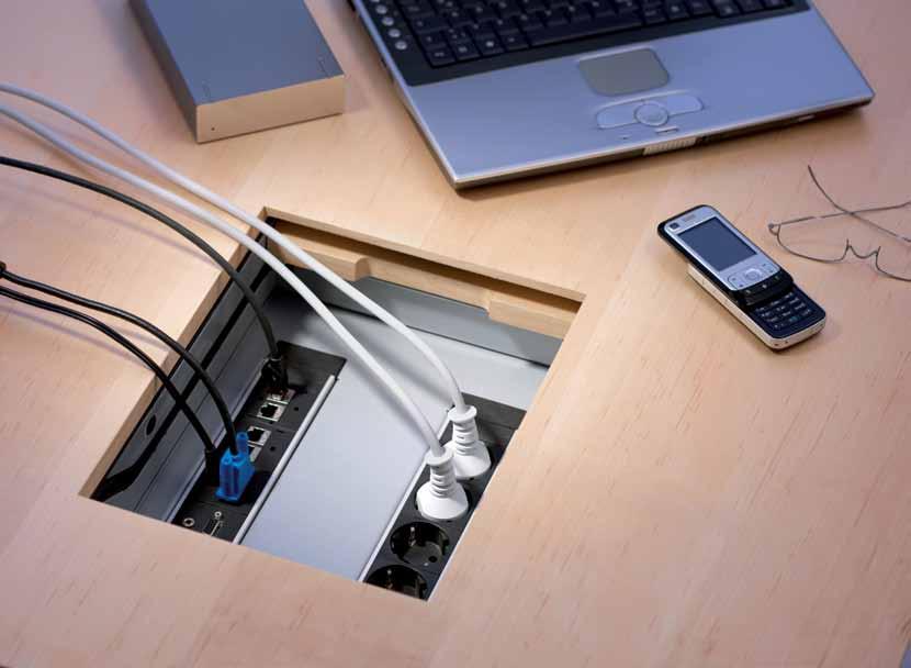 SLIDE Funktionalität auf Tastendruck SLIDE wird per Tastendruck geöffnet und wieder geschlossen. Beim Öffnen versenkt die integrierte Elektronik den Tischausschnitt unter die Tischplatte.