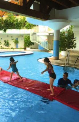 Einmal wöchentlich tauchen die Kinder die Fluten. Natürlich kommt neben dem vielen Üben der Schwimmbewegungen der Spaß auch nicht zu kurz.