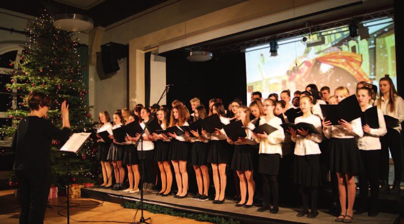 fast 150 Schülerinnen und Schüler des Neuzeller Campus, Gäste aus Polen und der Katholischen Grundschule Neuzelle sowie Eltern und Lehrer versammelt, um Melodien erklingen zu lassen, Tänze und