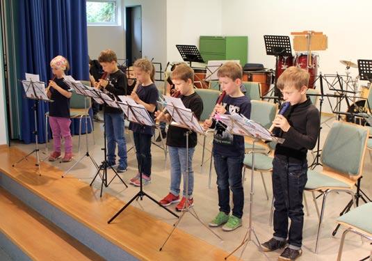Zeitung des Musikvereins Lüxem Seite 9 Jugend-Werbenachmittag Am Sonntag den 07. Mai 2017 stellte der Musikverein Lüxem seine komplette Jugendarbeit im Pfarrheim Lüxem vor.