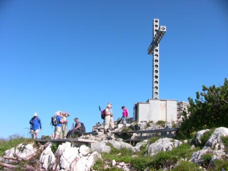 den Seen im Programm. So starteten wir, sieben Mitglieder der BG NT, am Sonntagmorgen und erreichten problemlos unser Standquartier mit Selbstversorgung in St. Georgen beim Attersee.