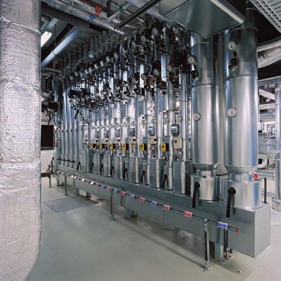 Im Zentrum für Biochemie und Molekulare Zellforschung der Universität Freiburg sorgen zentrale Wärmerückgewinnungsanlagen sowie dezentrale Umluftkühler für einen energiesparenden Betrieb.