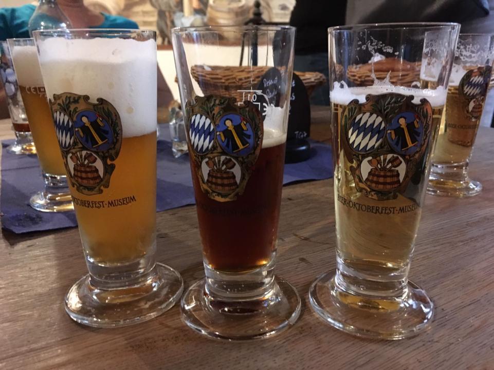 In München dürfen nur gerade 6 Biersorten verkauft werden; das Augustiner Bräu, Spaten, Paulaner, Hacker-Pschorr, Löwenbräu, Hofbräu.
