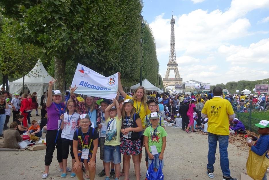 Das 70jährige Bestehen der Organisation Secours Populaire Français vereinigte 70000 Kinder verschiedener Nationen in dem Parc du Champ de Mars am Fuße des Eiffelturms.
