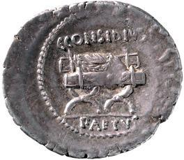 Der auf dieser Münze dargestellte Lorbeerkranz auf der Sella Curulis könnte auf Caesars Privileg