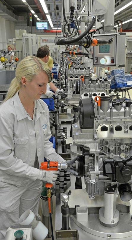 Produktion und Erzeugnisse Motorenwerk Chemnitz Erzeugnisse Im Motorenwerk Chemnitz werden Spitzenerzeugnisse wie 3- und 4-Zylinder Ottomotoren, MPI, TSI, CNG, Hybrid und Baugruppen wie integrierte
