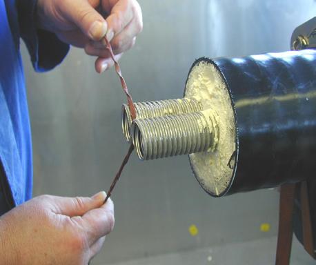 Clean the outer surface of the servicepipes using a stainless steel brush Attention: pipe surface