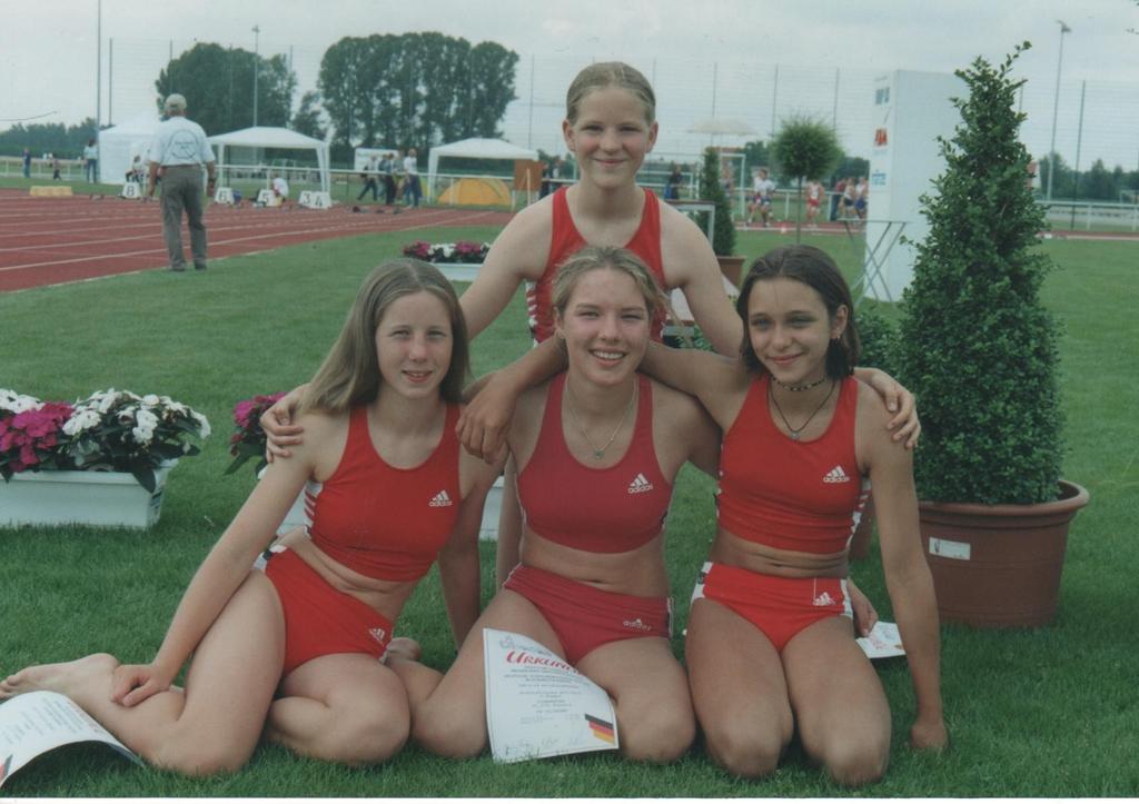 2002 -TVF gibt Hallenwettkämpfe an TV Neuhof ab Katharina Raab, Christina Reichenauer und Antonia Werner erfüllen bei den Block-Mehrkämpfen in Flieden die Quali-Norm für die Deutschen Meisterschaften.