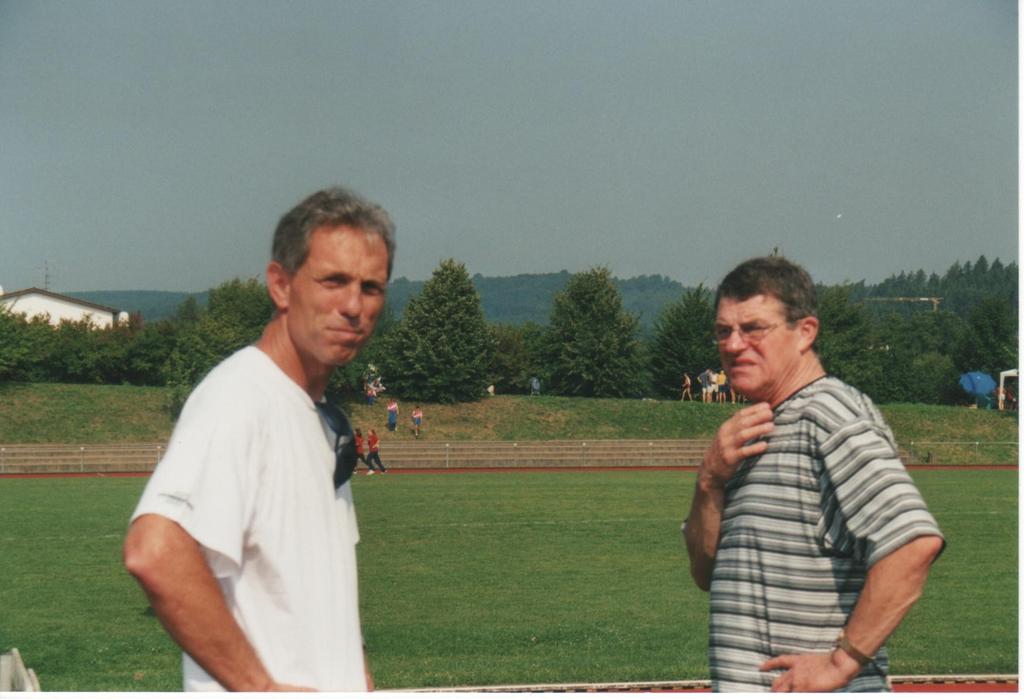 Peter Hintzen kam 1987 als Trainer zum TV Flieden und stand Gerhard Poch zur Seite, hatte ein hohes Maß an fachlichem Wissen und Kompetenz, langjährige Erfahrung als Trainer, einem Leichtathleten das