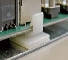 Als zusätzlicher mechanischer Stützpunkt für die Rechnerplatine liegt ein spezieller Leiterplatten- Abstandshalter im Zubehörbeutel des Gerätes bei.