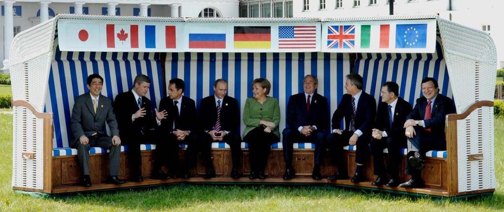 In Heiligendamm lassen es sich die Teilnehmer des G8 Gipfels nicht nehmen dem Jubiläumsmöbel persönlich zu gratulieren