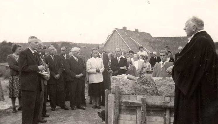 GRÜNDUNGSZEIT Grundsteinlegung am 31.7.1955 seine Aufgaben kaum noch angemessen bewältigen konnte, wodurch sich insbesondere Grönwohld und Lütjensee benachteiligt fühlten.