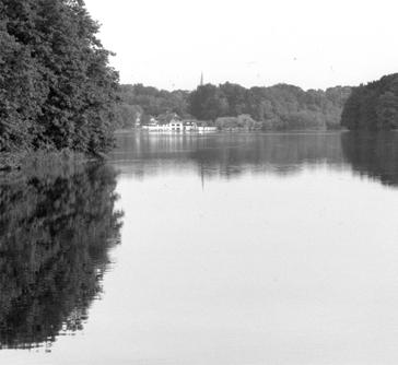 ZUM AMTSZEIT GELEIT PASTOR SIEMENS 1980-1988 Pastor Berend Siemens Nach Monaten der Vakanz nahm Pastor Siemens (geb. 1940) im Juli 1980 seinen Dienst auf. Lütjensee war seine 1. Pfarrstelle.