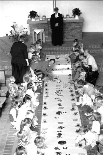 KINDERGOTTESDIENST KINDERKIRCHE in unserem Kindergarten tätig war, startete 1984 mit den Mutter-Kind-Gruppen, die sich dann als wichtige Einrichtung etablierten.
