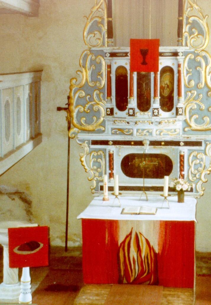 in den liturgischen Farben an Altar, Kanzel und Lesepult in den