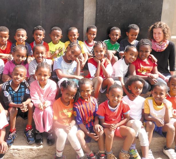 Annika als Sportlehrer-Praktikantin mit einer ihrer Schulklassen Ländern der Welt zählt, was nicht gerade ein positives Licht auf das Land wirft. Was mich aber nach Äthiopien brachte, war das Laufen.