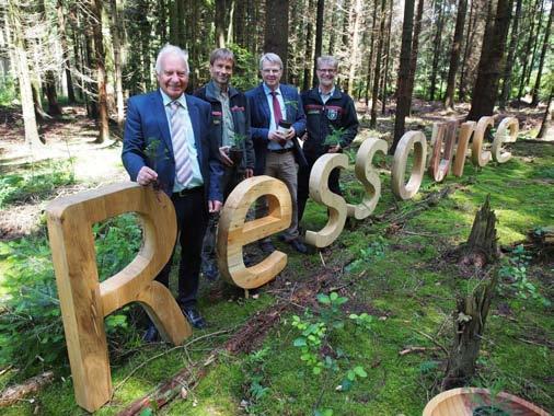 Nachhaltige Holzerzeugung: Wald und Holz NRW startet Versuchsanbau Startschuss für das Projekt im Arnsberger Wald: v.l. MdB Cajus Caesar, Dr. Norbert Asche (Wald und Holz NRW), Staatssekretär Dr.