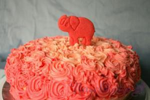 Rosa Röschen-Creme-Torte mit rosa Elefant. Oder: Der Versuch, ein Rezept 1:1 nachzubacken Ich gestehe, ich bin nicht sehr gut darin, Rezepte haargenau zu befolgen.