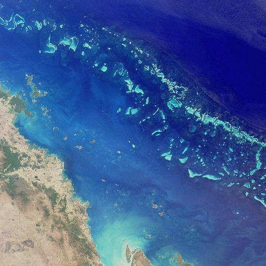 (Satellitenaufnahme des Great Barrier Reef) Das Große Barriereriff befindet sich nordöstlich von Australien an der Ostküste des Bundesstaates Queensland im Südpazifik und erstreckt sich von der