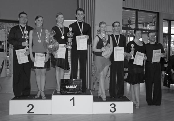 Meisterschaften tanz Vier Paare traten in der Hauptgruppe II D-Latein an und stellten sich zur Siegerehrung mit Eugen Hain/Janina Servati als deutlich gewertetem Meisterpaar HGR II D-Lat 1.