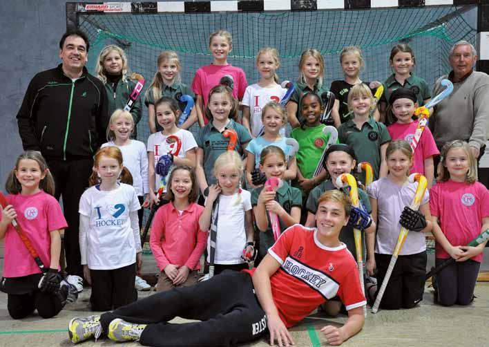 Hockey Ein aufgeweckter Haufen : Die Mädchen D mit ihrem Trainerteam.