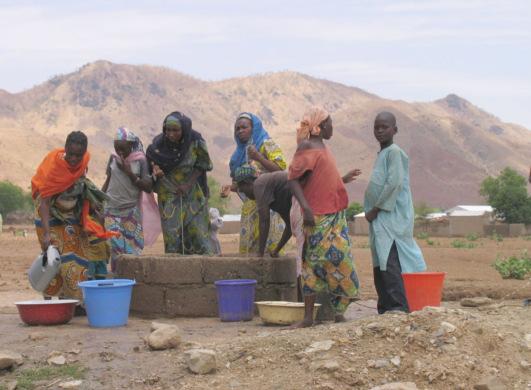 Wasserholen ist Aufgabe der Frauen und Mädchen. Die Schülerinnen machten die Verantwortlichen von Lumière-Cameroun auf ihre Schwierigkeiten aufmerksam: Wir müssen das Wasser von weit her holen.