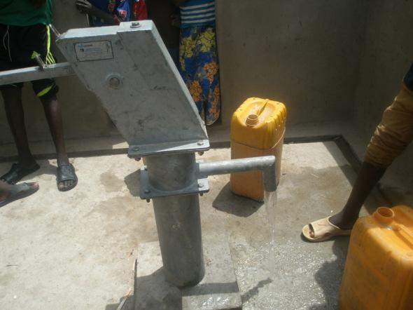 Danach hat der Unternehmer die Bodenplatte mit Ablaufrinne gegossen und die Pumpe installiert. Die Pumpe wird installiert.