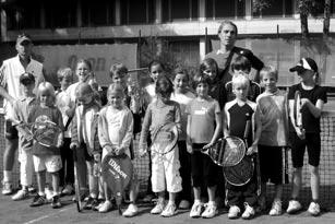 Die Eltern trafen sich in einem Klassenzimmer und bekamen einen kleinen Einblick in die Arbeit und das Fördersystem des TV Pfalz, wobei als kleines Geschenk die letzte Ausgabe des Pfälzer Tennis auf