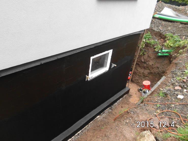 Kellerabdichtung Safety Die Außenwände werden gegen nichtdrückendes Wasser ganzflächig abgedichtet und der Übergang von