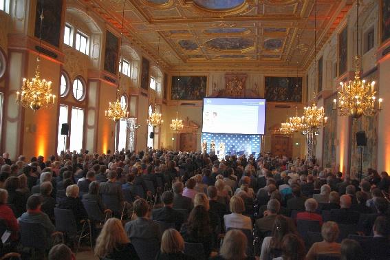 Forum bayerische Krankenhäuser Leistungsfähigkeit der Kliniken und Engagement der Ehrenamtlichen mit Staatsempfang in der Münchner Residenz gewürdigt In feierlichem Rahmen, im Kaisersaal der Residenz