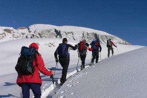 GEHEIMT IPP SCHNEESCHUHWANDERUNG ZUM ST ACHER RIEDL Vom Kurterhof in Frondeigen führt der Weg zurück ins Gsieser Tal nach Pichl und bietet fabelhafte Ausblicke auf das Toblacher Pfannhorn und den