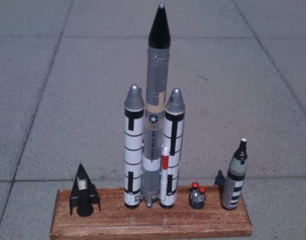 157 Tischmodell der TITAN IIIC Rakete mit MOL, Dynastar MST 1:144 158 Tischmodell