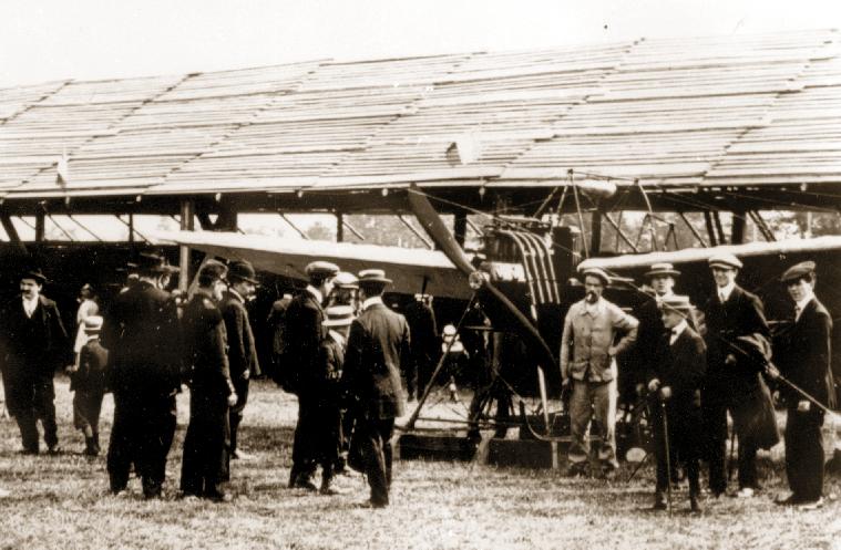 Bereits ein gutes Jahr später, vom 8.-15. Oktober 1911, fand eine weitere Flugwoche, diesmal in den Merler Wiesen, statt. Zwei belgische Flieger, Lamblotte und Lanser, beförderten am 12.