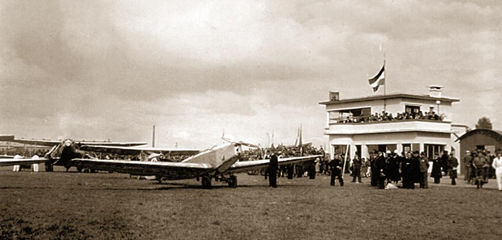September 1937: Einweihung des Escher Flugfeldes Die Pionierjahre des Luxemburger Flugwesens Gebäulichkeiten. Die Einweihungsfeierlichkeiten fanden im September 1937 statt.
