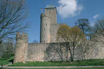 Starkenburg Der beste Schutz der Starkenburg aber war seine schwer angreifbare Gipfellage, die schon die Belagerung von Adalbert von Bremen scheitern ließ, als die Befestigungsanlage lediglich ein