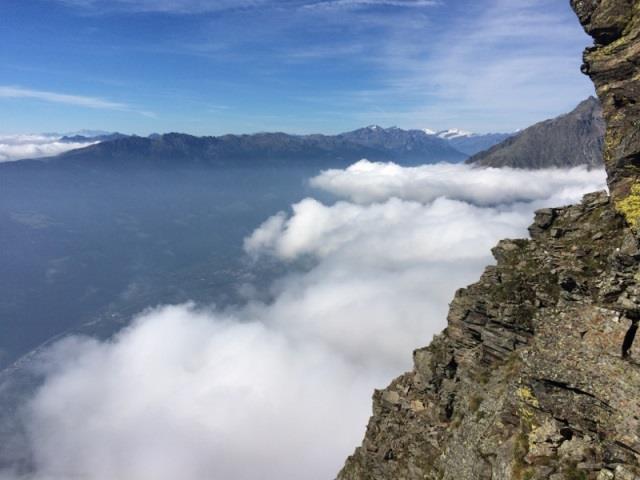 Schon beim Aufstieg zur Hochgangscharte (2.441 m) hat man beeindruckende Tiefblicke (Ortler im Hintergrund). Langsee (2.380 m) Entfernung km Aufstieg m Abstieg m Gesamtgehzeit mit Pausen h Etappe 19.
