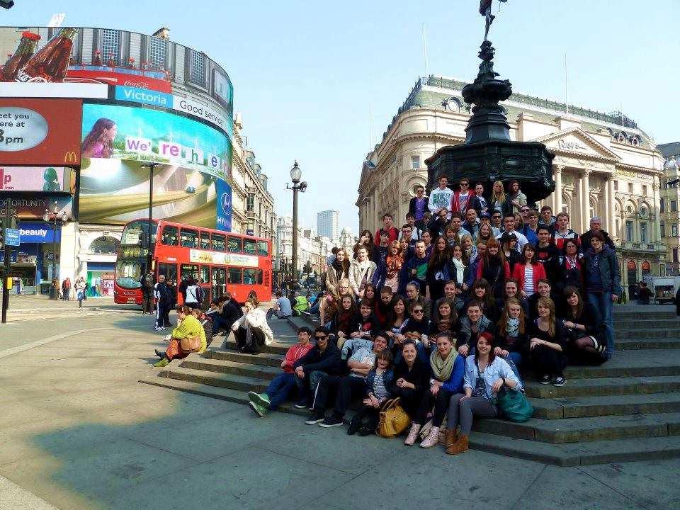 London Kursfahrt 2012 m 18. März machten wir, die Klasse 10s und 10m, uns auf die Reise nach London. Schon die Busfahrt war ein unvergessliches Erlebnis, denn an Schlaf und Ruhe war nicht zu denken.