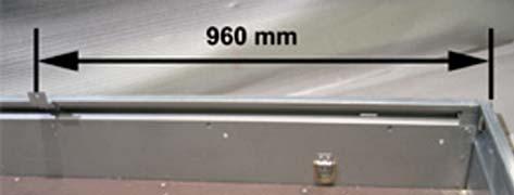 einem Abstand von 960 mm zur Vorderseite der vorderen Anhängerwand montiert werden (2b).
