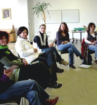 9 8 Was gehört zu unserer Ausbildung? Das Fortbildungsangebot der Caritas Ulm zur Sprachförderung ist breit gefächert und umfasst ein Qualifizierungsprogramm mit jährlich rund 30 Veranstaltungen.