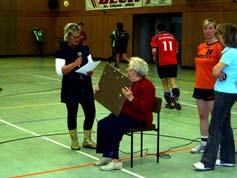 Tante Käthe gebührend geehrt Am 22.03 feierte das älteste Mitglied unseres Vereins und der wohl mit treueste Fan unserer Mannschaften ihren 80. Geburtstag.