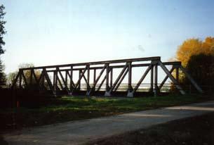 Diese Strecke ist, wie wir bereits berichteten, nicht mehr in Betrieb. Die beiden genannten Brücken wurden im Zuge der Errichtung der Eisenbahnstrecke Blumenberg-Staßfurt im Jahre 1881-1882 gebaut.