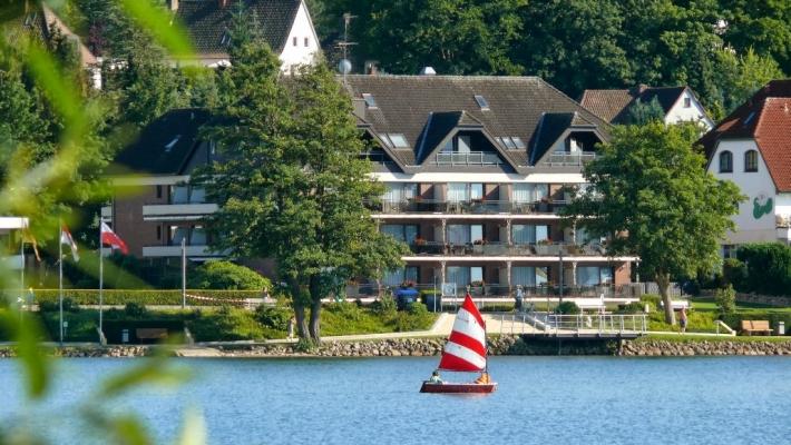 Seehotel Diekseepark Gönnen Sie sich eine Pause und verbringen Sie Ihren Urlaub am schönen Dieksee. Das schöne Seehotel Diekseepark verwöhnt Sie mit einem traumhaften Ausblick auf den See.