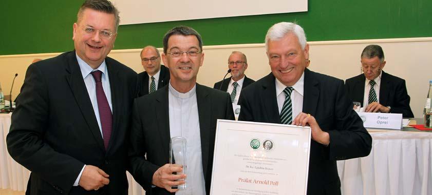DFB-Präsident Reinhard Grindel 7 DFB-Präsident Reinhard Grindel (l.) gratulierte Alfred Vianden zur Wiederwahl als FVM-Präsident < DFB-Präsident Reinhard Grindel (l.