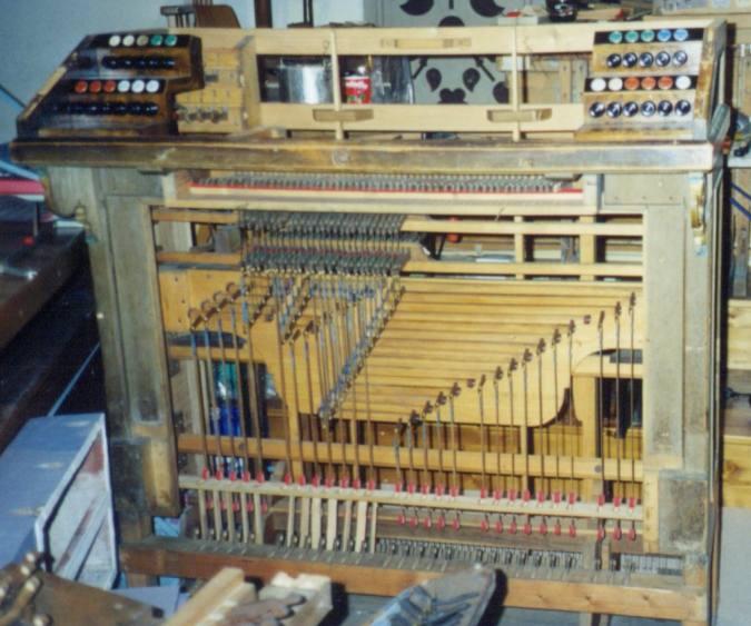 SPIELTISCH Die Johann Lachmayr Orgel der Kath. Pfarrkirche in 4830 Hallstatt Die Tasten der Manualklaviaturen wurden durch Beledern neu eingepasst und das seitliche Spiel beseitigt.