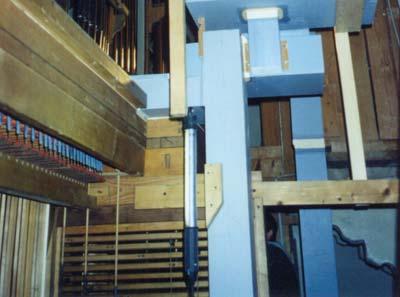 WIEDERAUFBAU, INTONATION + STIMMUNG Alle Orgelteile wurden im September 1999 in der Werkstatt verpackt, in die Kirche transportiert und in das Gehäuse wieder eingebaut.
