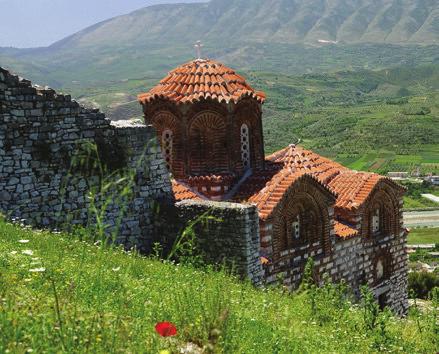 Albaniens, der 2008 von der UNESCO zum Weltkulturerbe erklärt wurde. Die von einem gigantischen Bergmassiv begrenzte Ortschaft ist von einer alten Stadtmauer umgeben und blickt auf eine 2.