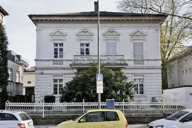 Das Gebäude an der Hochstraße wurde 1897 als Wohnhaus und Steuerkasse gebaut und steht seit 1987 unter Denkmalschutz. 1972 beherbergte es eine Arztpraxis, 2015 ein Rehabilitationszentrum.